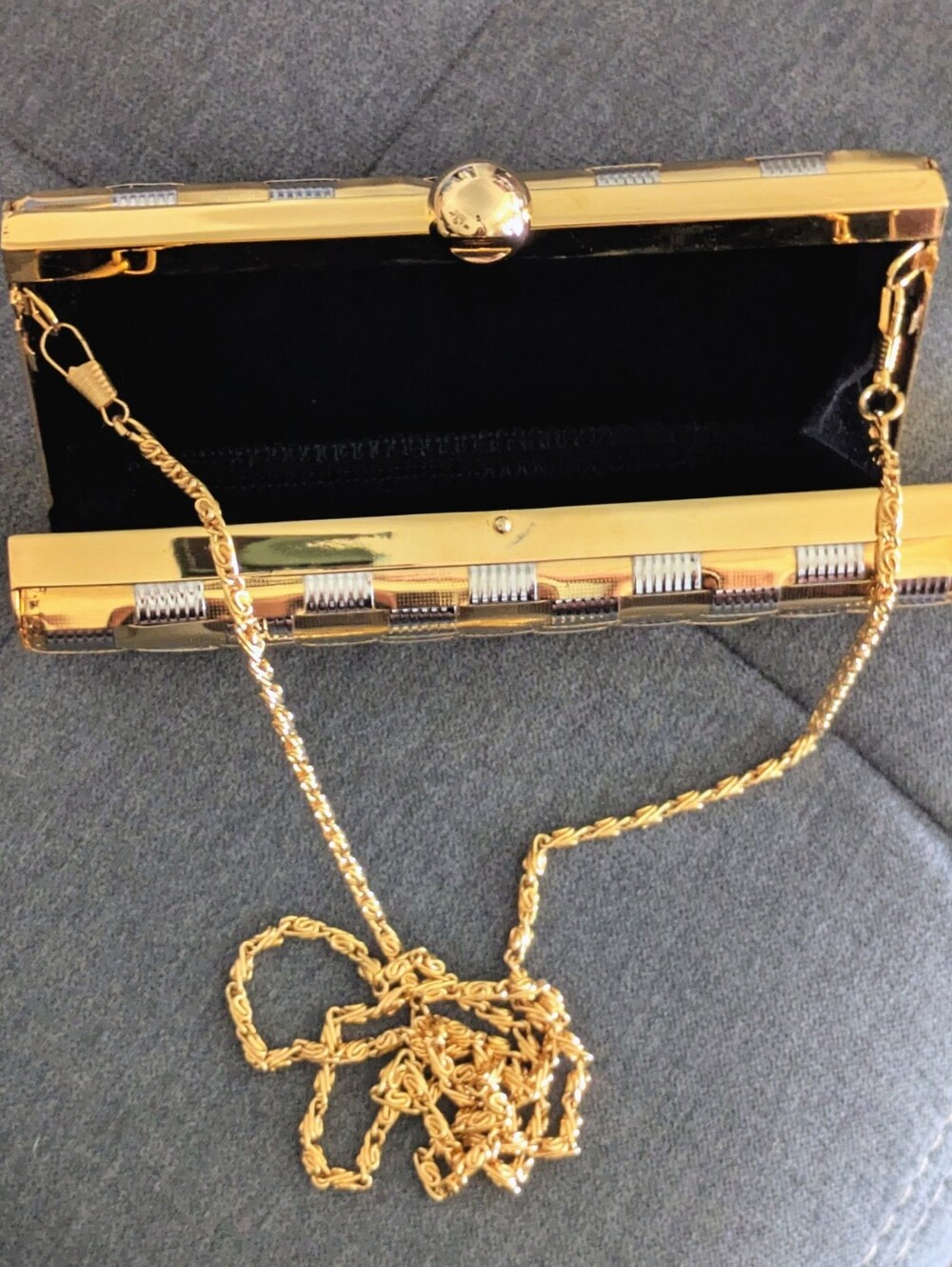 Vintage Gold & Silver Basket Weave Purse / Evening Bag 
Stunning metallic woven